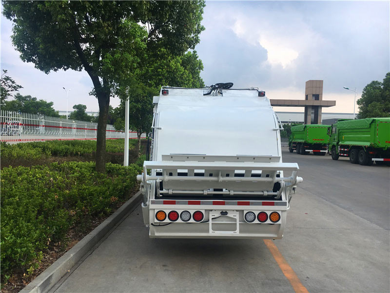 东风多利卡压缩垃圾车(6方)