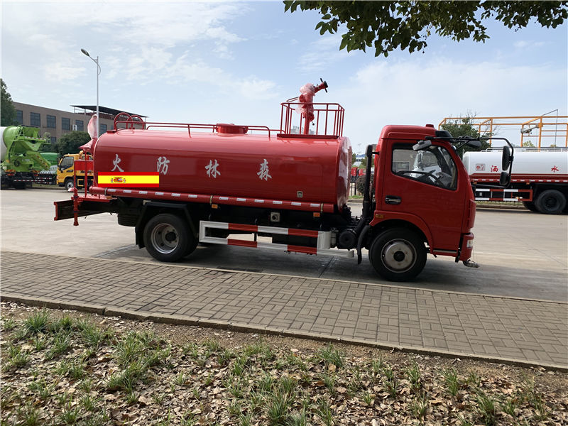 东风多利卡消防洒水车(6-8吨)
