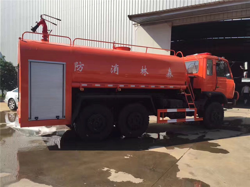 东风后双桥消防洒水车(15-18吨)