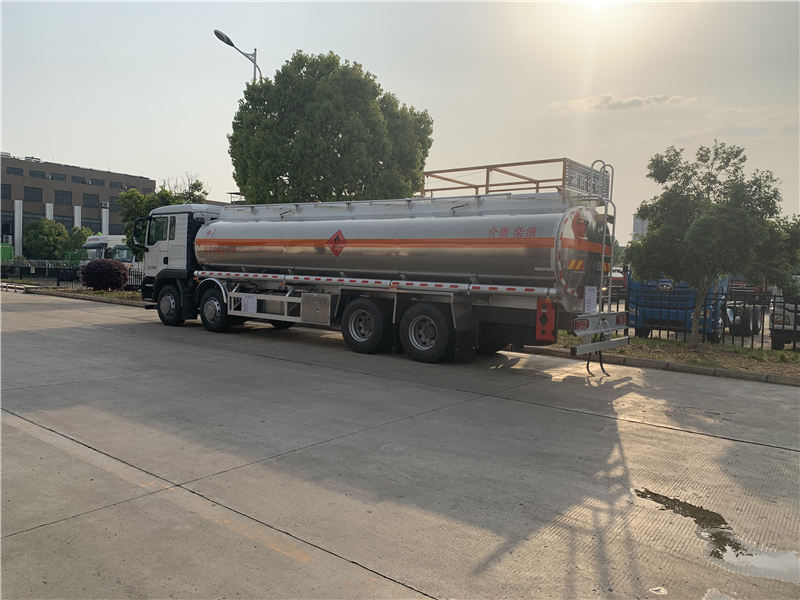 重汽汕德卡铝合金油罐车（26方汽油）